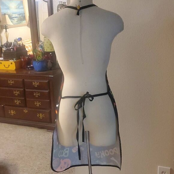NWOT HALLOWEEN APRON  - Picture 2 of 2